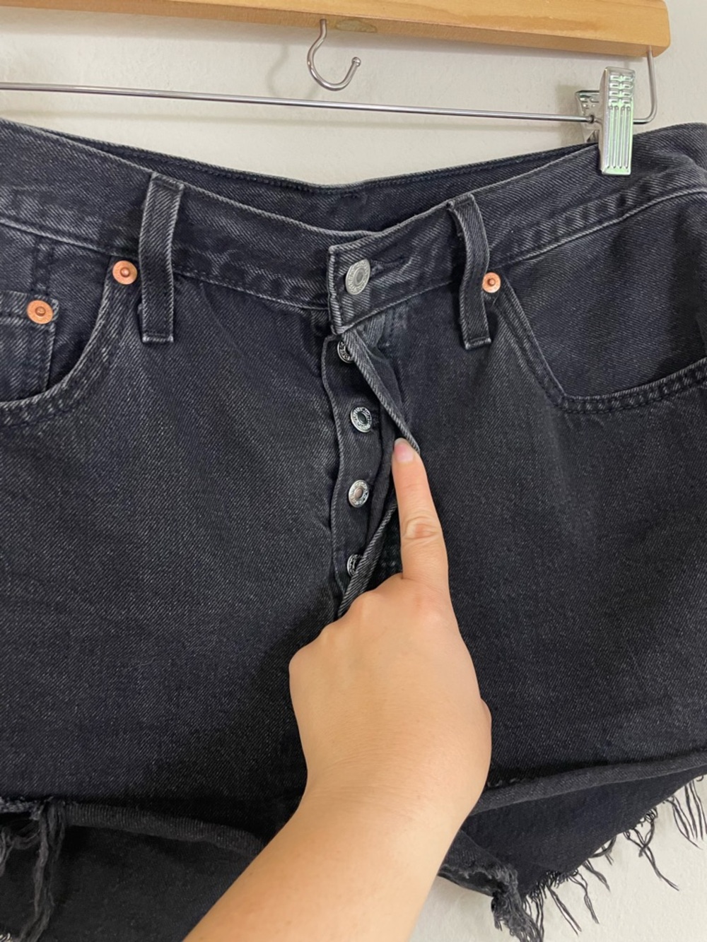 Levi's 501 Original Black High-Rise Frayed Denim Shorts‎ Size W29 - Picture 2 of 6
